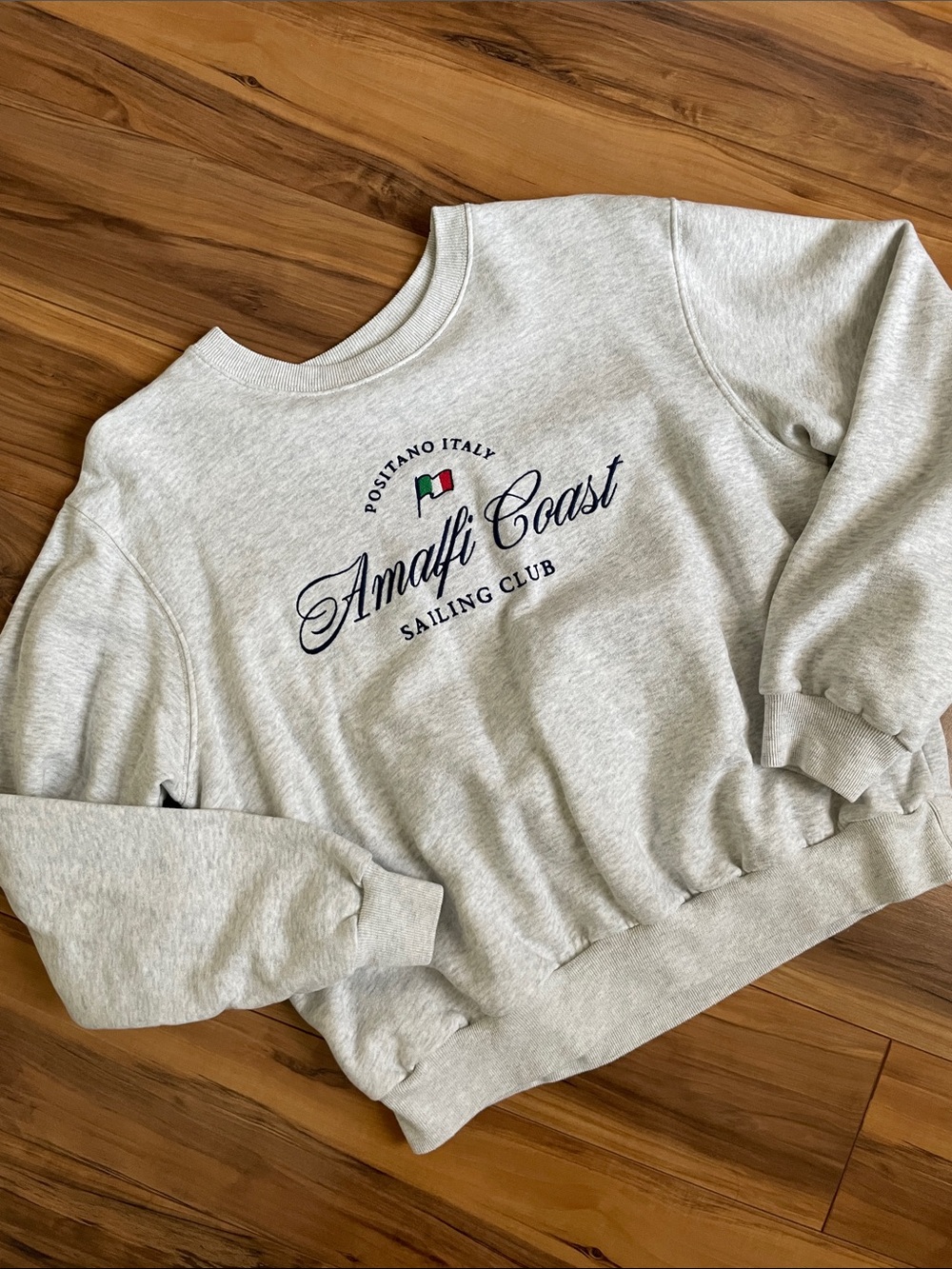 Hollister women’s Amalfi Coast Sailing Club Crewneck Sweatshirt - Light Gray s - Picture 1 of 4
